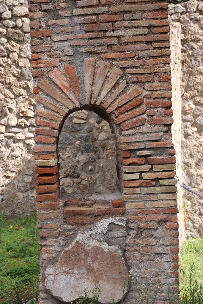 I.1.2 Pompeii, October 2024.
Window/niche in pilaster between two rear rooms, looking east. Photo courtesy of Klaus Heese.