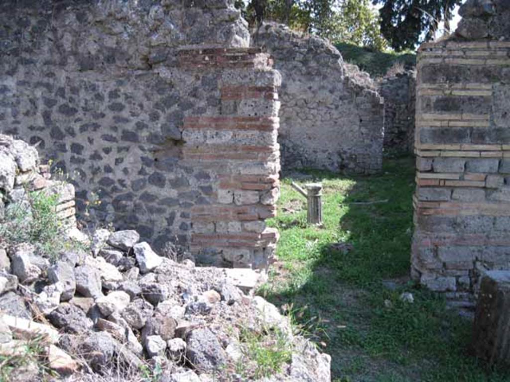I.1.3 Pompeii. September 2010. Doorway in south wall of yard area, leading to another yard and stable area. Photo courtesy of Drew Baker.
According to Fiorelli, this second yard and stable area would have been covered. It would also have had a water basin for the animals, two separate rooms, a staircase to the mezzanine and a spacious latrine.
See Pappalardo, U., 2001. La Descrizione di Pompei per Giuseppe Fiorelli (1875). Napoli: Massa Editore. (p.33)