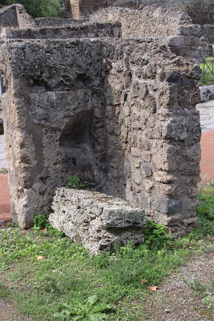 I.1.4 Pompeii. October 2024.
Detail from north-west corner of shop-room. Photo courtesy of Klaus Heese.