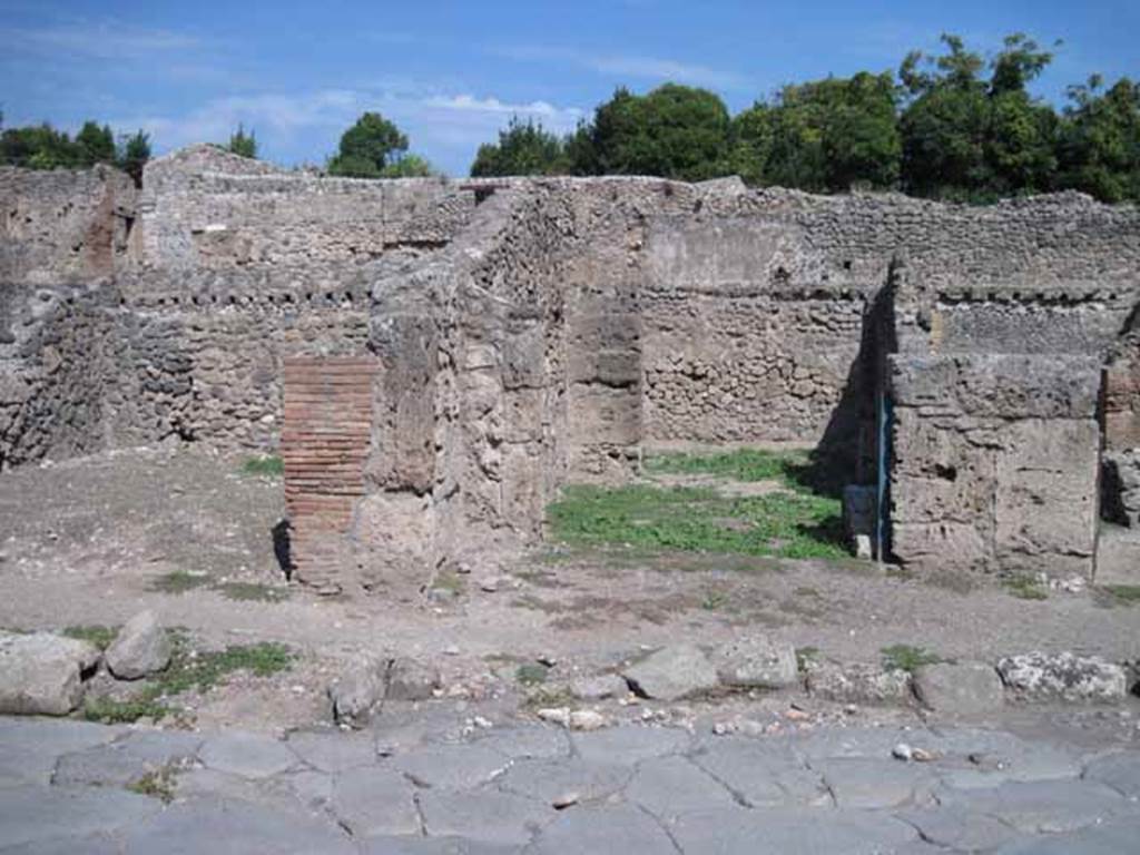 I.1.5 Pompeii. September 2010. Entrance on Via Stabiana, looking east.
Photo courtesy of Drew Baker.
According to Warscher, quoting Mau in Bull. Inst. 1875, p.29,
I.1.4/5 - “Mentre le località servivano per i carri e per il bestiame da tiro e come camere da letto, lungo la strada, a sinistra dello ingresso, stanno altre località (nos.4 and 5) che evidentemente servivano da caupona per i carrettieri e per altri avventori. Vi sono due locali con larga apertura sulla strada, a guisa di botteghe, congiunte mediante una porta, e in ciascuno di cui dà un’altra stanza con apertura larga anch’essa, queste ultime non congiunte fra di loro, mentre quella meridionale ha una porta su quel locale per cui si passa nel cortile. In mezzo al locale anteriore no.4 si trova una tavola di materiale piuttosto piccola, sulla quale si metteva senza dubbio una tavola più grande di legno per mangiare. Avanti alla porta del locale no.5 e lungo il muro laterale della casa adiacente, che sporge un poco nella strada, vi è una panca di materiale, quale trovammo avanti alla caupona (also see I.1.6/9)
See Warscher T., 1936. Codex Topographicus Pompeianus: Regio I.1, I.5. (no.13), Rome: DAIR, whose copyright it remains.
See Warscher T., 1936. Codex Topographicus Pompeianus: Regio I.1, I.5. (no.13), Rome: DAIR, whose copyright it remains.
(translation: “While the locality served for wagons and animals and as sleeping accommodation, along the road, to the left of the entrance, were other places (nos. 4 and 5) that evidently served as caupona for the carters and other patrons. There were two rooms with a wide opening onto the road in the guise of shops, joined through a door, and in each of which had another different room also with a wide opening, these last did not join each other, while the southern one had a door which passed into the courtyard. In the middle of the front room of no. 4 was a table of material, rather small, on which one would undoubtedly have placed a larger wooden table for eating. Before the door of the premises no. 5 and along the side wall of the adjacent house, which protruded a little onto the street, there was a bench of material, which was found before the caupona”.)