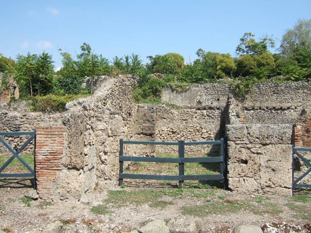 I.1.5 Pompeii. September 2005. Entrance, looking east into rear room.
On the north side of the entrance, there used to be a bench seat.