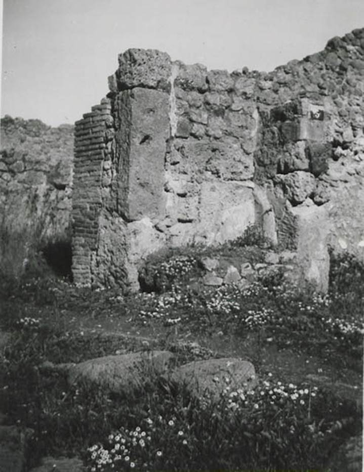 10104-5-warscher-codex-73-640.jpg
I.1.5 Pompeii. 1936, taken by Tatiana Warscher. Looking towards remains of bench on north side of entrance doorway on Via Stabiana.
See Warscher T., 1936. Codex Topographicus Pompeianus: Regio I.1, I.5. (no.13), Rome: DAIR, whose copyright it remains.