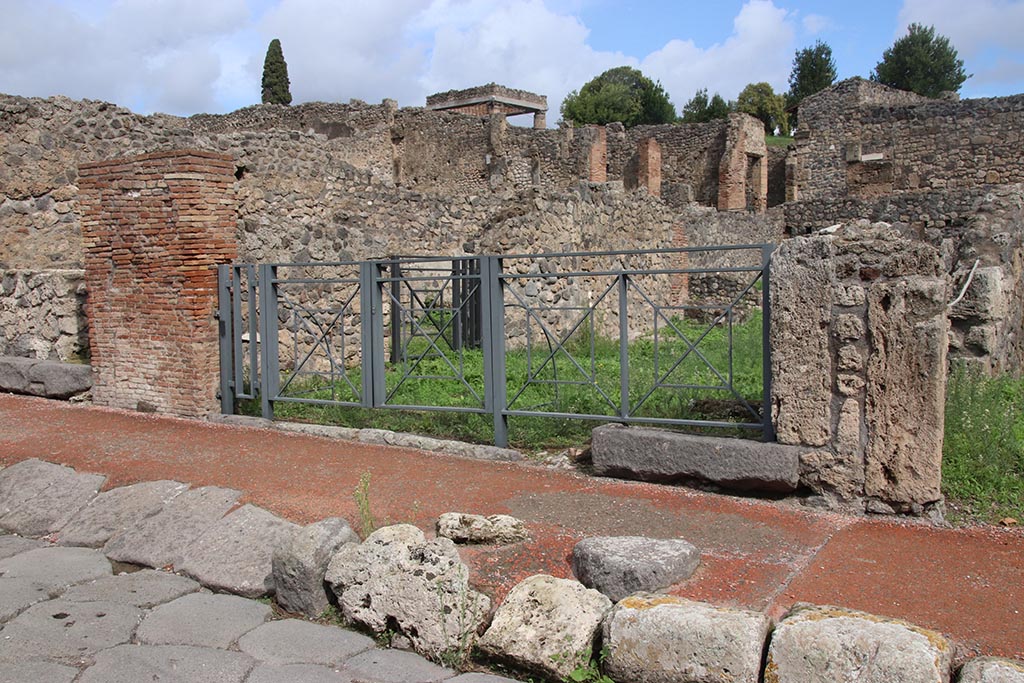 I.1.8 Pompeii. October 2024.
Looking towards entrance doorway, with I.1.7, threshold of doorway of steps to upper floor, on right. Photo courtesy of Klaus Heese.