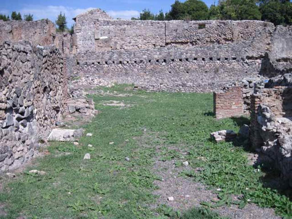 I.1.8 Pompeii. September 2010. Looking east across large entrance room. Photo courtesy of Drew Baker.
See Packer, Jim, Inns at Pompeii: a short survey. In Cronache Pompeiane, IV, 1978, (p.6-9)