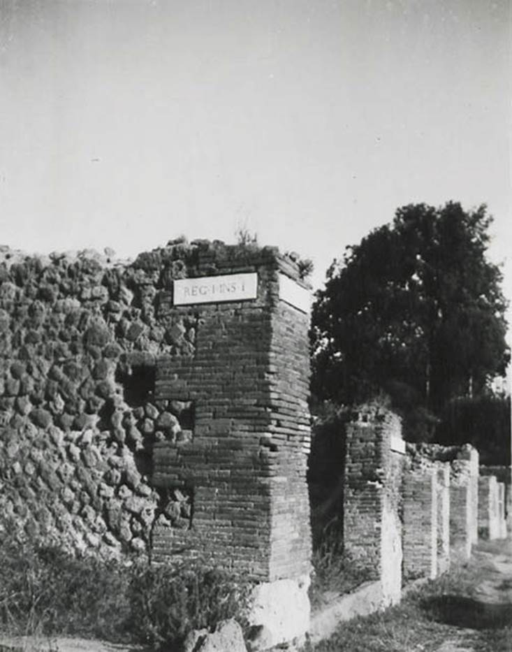 10106-9-warscher-codex-77-640.jpg
I.1.9-6 Pompeii. 1936, taken by Tatiana Warscher. Looking south from north-west corner of insula, along east side of Via Stabiana. See Warscher T., 1936. Codex Topographicus Pompeianus: Regio I.1, I.5.(no.14), Rome: DAIR, whose copyright it remains.