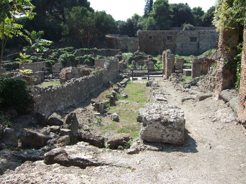 I.1.8 and I.1.9, on left, Pompeii. September 2005. Vicolo del Conciapelle looking west. I.2, on right.