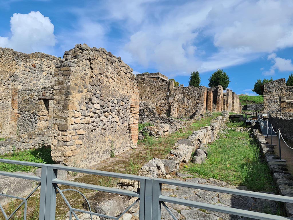 I.2.1 Pompeii with other entrance at I.2.32, on left, in the side wall on Vicolo del Conciapelle.
Looking east. October 2024. Photo courtesy of Klaus Heese.