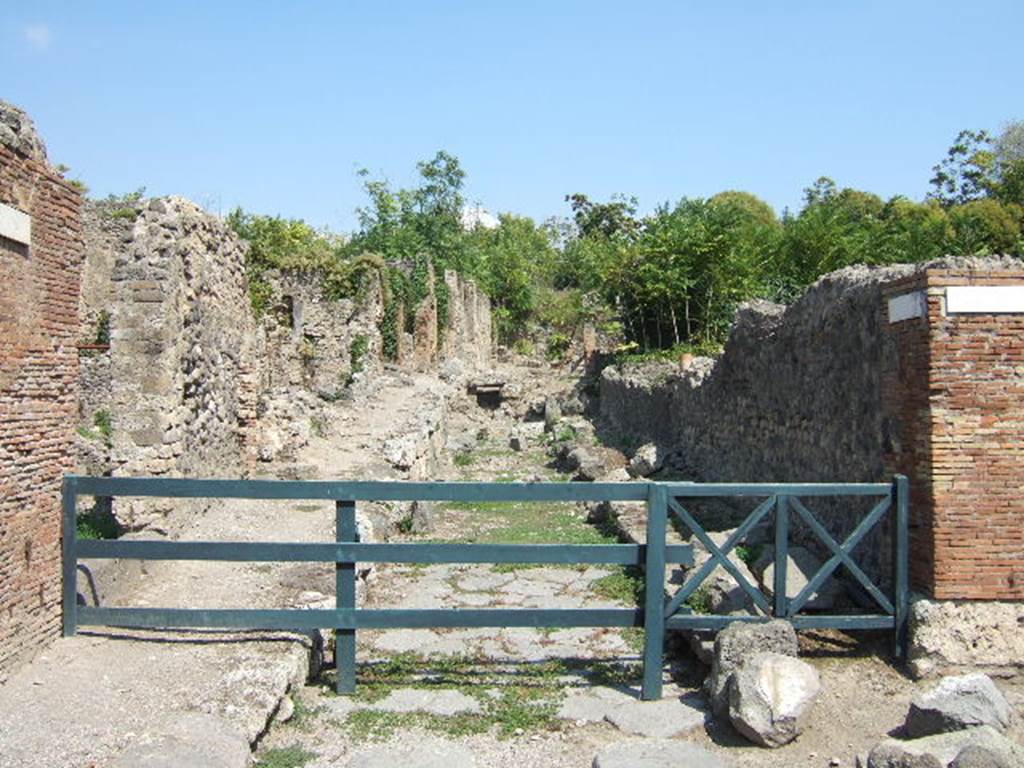 I.2.1 Pompeii with other entrance at I.2.32 in the side wall on Vicolo del Conciapelle. Looking east.