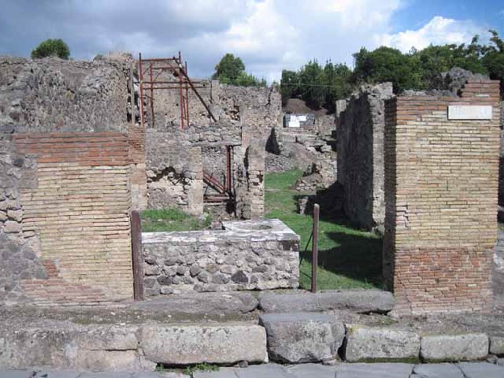 1.2.1 Pompeii. September 2010. Entrance looking east, from Via Stabiana. The side/rear doorway can be seen at I.2.32, on the right. Photo courtesy of Drew Baker.
Warscher described this as –
“I.2.1 una ampia caupona a due porta, poiché risponde anche nel vico a mezzogiorno col vano segnato dal No.32”.
See Warscher T., 1935. Codex Topographicus Pompeianus: Regio I.2.(after photo no.1). Rome:DAIR, whose copyright it remains.