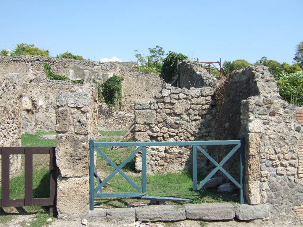 I.2.2 Pompeii. May 2005.
Looking east into shop room with a rear door into the atrium of the house at I.2.3.
Warscher described this as – “I.2.2 taberna communicante con la casa No.3”.
See Warscher T., 1935. Codex Topographicus Pompeianus: Regio I.2. Rome:DAIR.