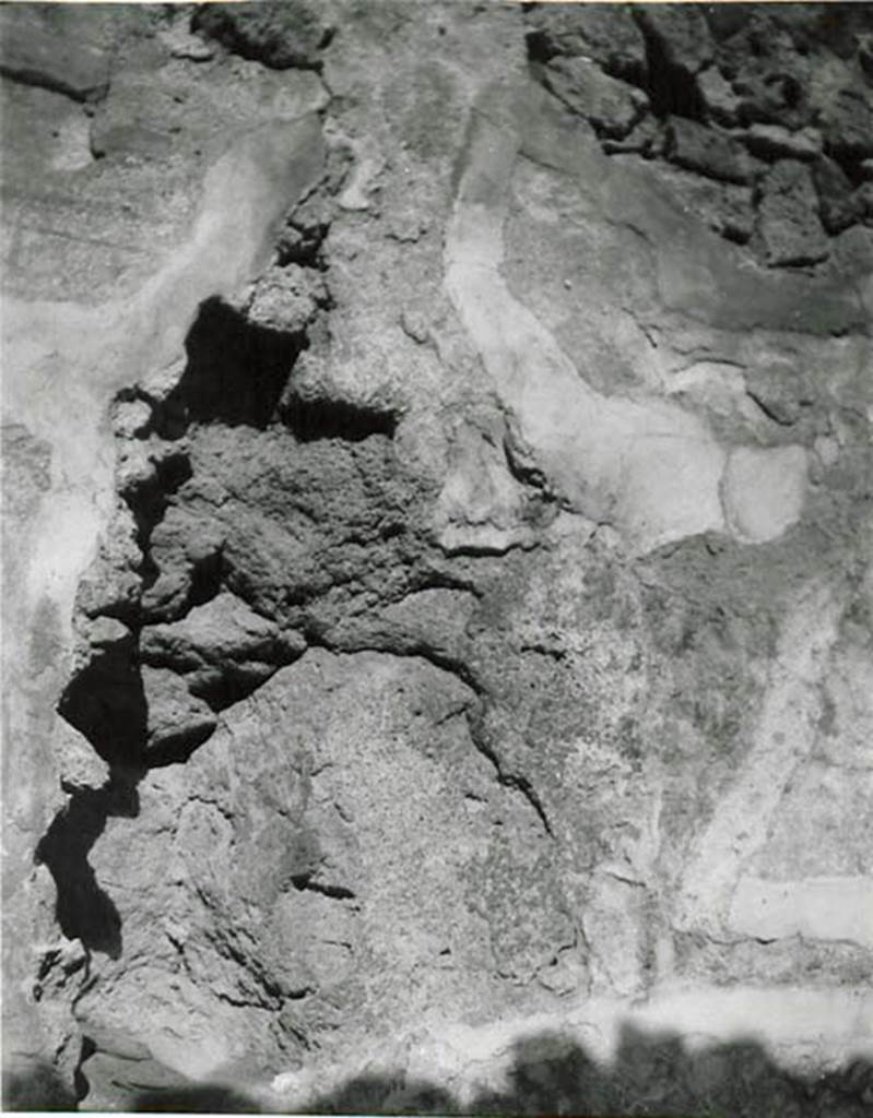 I.2.3 Pompeii. 1935 photo taken by Tatiana Warscher. Warscher described this photo as a part of the north wall of triclinium “d”. Describing from Fiorelli, Descrizione, p.37, she quoted: “I.2.3 “Di fronte all’ingresso si trovano il tablino (e) ed il triclinio (d), in cui è notevole un grande masso di lava vesuviana dell’età preistorica, a cui fu addossato uno dei muri (nord) di questa stanza, e che prolungasi internamente sotto le fondazioni delle camere adiacenti”.
See Warscher T., 1935. Codex Topographicus Pompeianus: Regio I.2. (no.9), Rome: DAIR, whose copyright it remains.
(translation: "I. 2.3" facing the entrance you will find the tablinum (e) and the triclinium (d), in which it was noted there was a large boulder of vesuvian lava of prehistoric age, which was leaning against one of the walls (north wall) of this room, and that it extended internally under the foundations of the adjacent rooms”.)