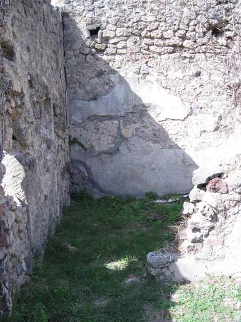 1.2.3 Pompeii. September 2010. Looking north through doorway into cubiculum, on north side of vestibule. Photo courtesy of Drew Baker.
