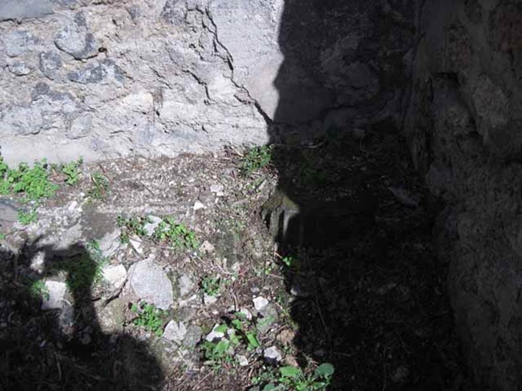 1.2.3 Pompeii. September 2010. South-east corner of cubiculum with derail column drum. Photo courtesy of Drew Baker.