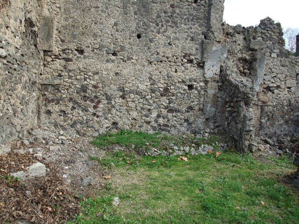 I.2.3 Pompeii. December 2006. Looking east across garden area, towards the remains of the narrow slightly raised beds against the north and east walls. These beds, according to Fiorelli, were for the cultivation of flowers. See Pappalardo, U., 2001. La Descrizione di Pompei per Giuseppe Fiorelli (1875). Napoli: Massa Editore. (p.34)