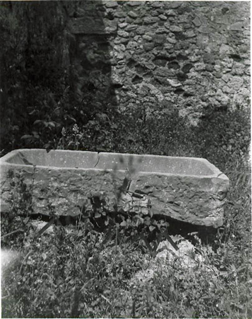I.2.3 Pompeii. 1935 photo taken by Tatiana Warscher. Warscher described this photo as –
I.2.3 “una vasca di lava trovata nel triclinio (h). Forse essa serviva per la coltivazione dei fiori”.
See Warscher T., 1935. Codex Topographicus Pompeianus: Regio I.2. (no.12), Rome: DAIR, whose copyright it remains.
(translation: 1.2.3 “a lava basin found in triclinium (h). Perhaps it was used for the cultivation of flowers”.)