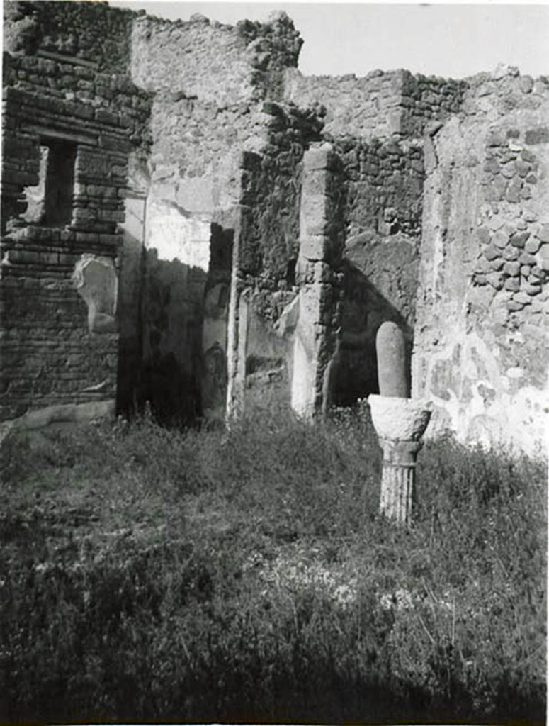 I.2.3 Pompeii. 1935 photo by Tatiana Warscher. The north-east corner of the atrium.
The doorway to the triclinium (room d, on the right) and the doorway to the ala (room c, on the left) can be seen.
See Warscher T., 1935. Codex Topographicus Pompeianus: Regio I.2. (no.4), Rome: DAIR, whose copyright it remains .
Note: although Warscher described room “c” as an ala, Fiorelli and Sogliano described it as a cubiculum.