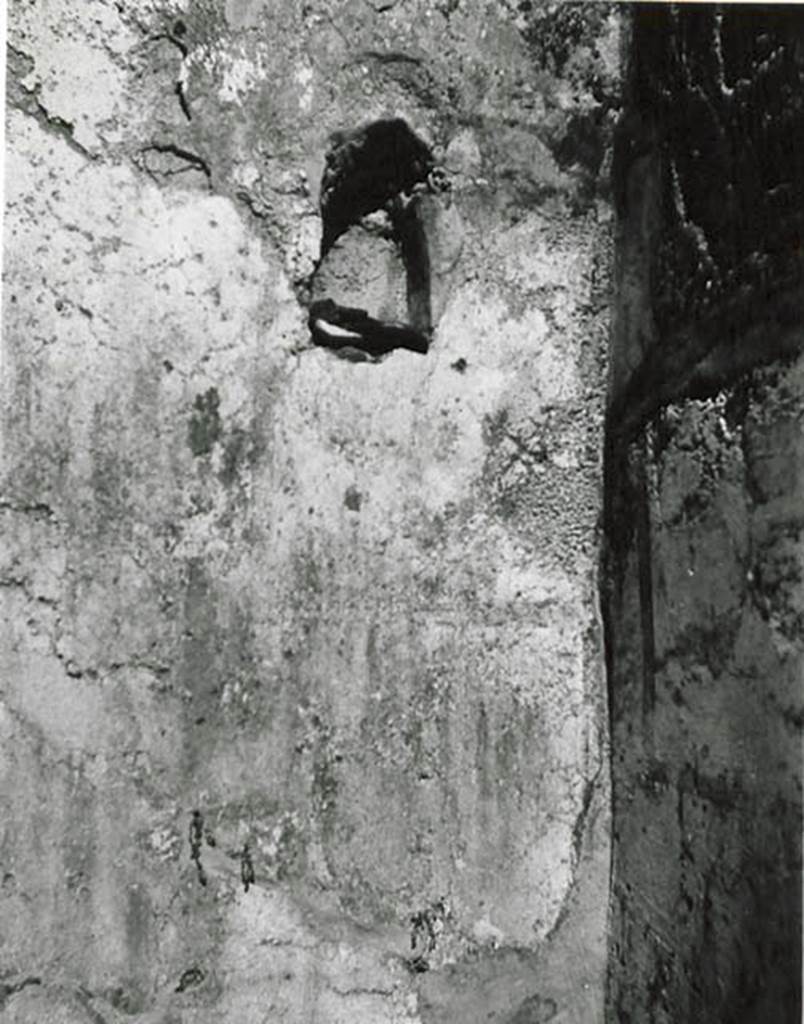 I.2.3 Pompeii. 1935 photo taken by Tatiana Warscher. Warscher described this photo as –
I.2.3, in cubicolo (b) vi è un piccolo incavo rivestito interamente di marmo destinato a contenere una lucerna. She also quoted Bull. Inst. 1874, p.203 as saying: “Di sopra ed interrompendo il quadro stesso v’è una piccola nicchia rivestita di marmo, per mettervi un lume”.
See Warscher T., 1935. Codex Topographicus Pompeianus: Regio I.2. (no.7), Rome: DAIR, whose copyright it remains.
(translation: “I.2.3, in cubiculum (b) there was a small recess entirely clad in marble and intended to contain a lantern”. She also quoted Bull. Inst. 1874, p. 203 as saying:
"above and interupting the same painting there was a small marble-clad niche, marble-clad for putting a light”.