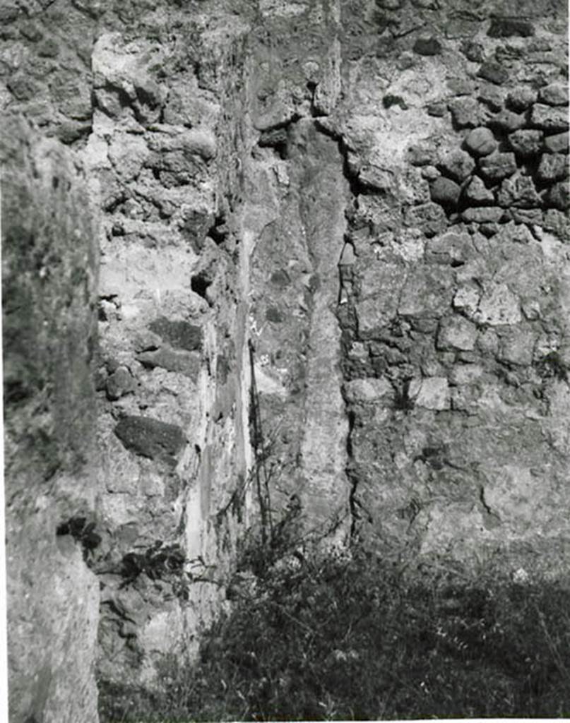 I.2.3 Pompeii. 1935 photo taken by Tatiana Warscher. Warscher described this photo as –
“I.2.3, nella camera (b) a sinistra dell’atrio (nord) è degno di speciale attenzione il muro nord: vi è una colonna di tufo molto rassomigliante a quella di Mau o cosidetta colonna “etrusca” (VI.5.17). Fino que non faranno gli scavi sotto la colonna – noi dobbiamo astenerci da ogni conclusione. Ma in caso che questa colonna è usata solamente come un pezzo di materiale, noi abbiamo tutto il diritto di dire che hanno troppo parlato intorno alla colonna Mau.
See Warscher T., 1935. Codex Topographicus Pompeianus: Regio I.2. (no.8), Rome: DAIR, whose copyright it remains
(translation: "I. 2.3, in room (b) to the left of the north side of the atrium, the north wall was worthy of special attention: there was a tufa column very much resembling to that of Mau’s, the so-called "Etruscan" column (VI. 5.17). Until there will be an excavations under the column – we must abstain from any conclusion. But in case that this column was used only as a piece of material, we have every right to say that too much has been spoken about the Mau column.”)