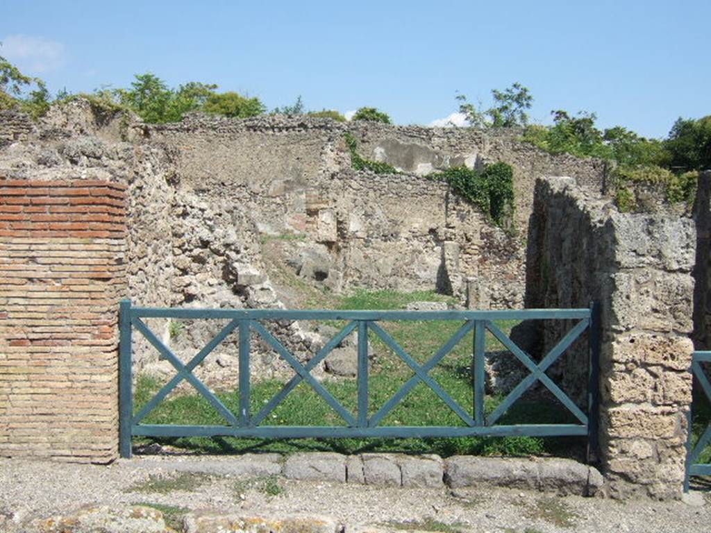.2.4 Pompeii. September 2005. Entrance.