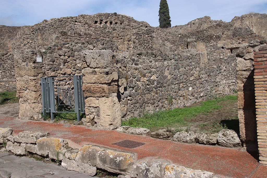 I.2.5 Pompeii, on right. October 2024.
Looking north-east from Via Stabiana towards entrance doorway, with doorway to I.2.6, on left. Photo courtesy of Klaus Heese.