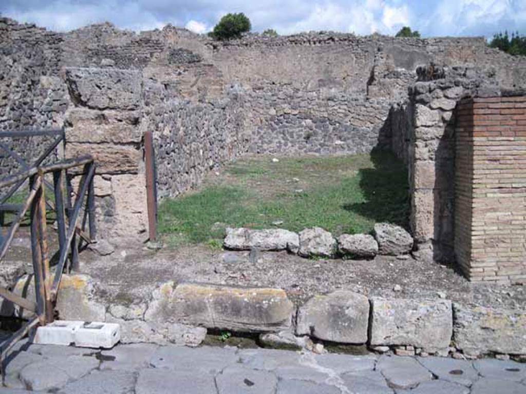 1.2.5 Pompeii. September 2010. Entrance doorway, looking east across Via Stabiana.
Photo courtesy of Drew Baker.