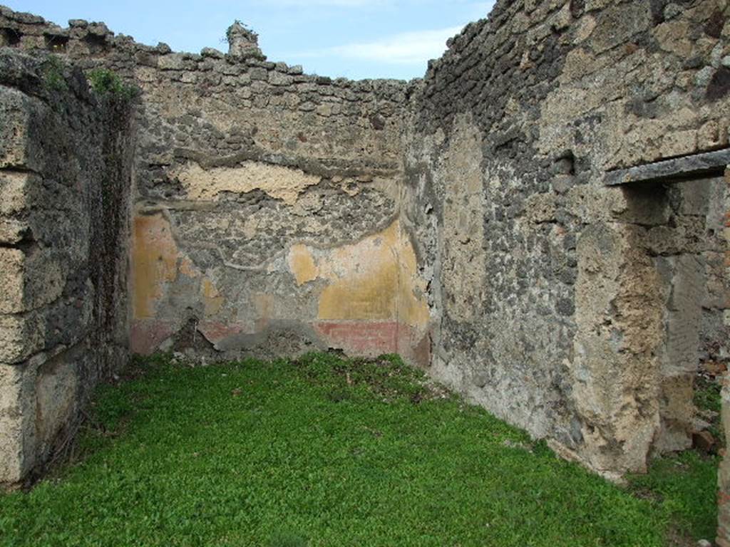 I.2.6 Pompeii. December 2006. Ala, which took the place of a tablinum, to the north of the atrium. When this room was excavated, according to Fiorelli, its decorations were much degraded, but it had preserved elegant paintings, with architectural perspective, and trees, and the walls had prepared white plaster, which were waiting to receive their painting.
See Pappalardo, U., 2001. La Descrizione di Pompei per Giuseppe Fiorelli (1875). Napoli: Massa Editore. (p.34)
According to Bragantini, the zoccolo was red with a border, and the middle section had yellow panels. See Bragantini, de Vos, Badoni, 1981. Pitture e Pavimenti di Pompei, Parte 1. Rome: ICCD. (p. 1)