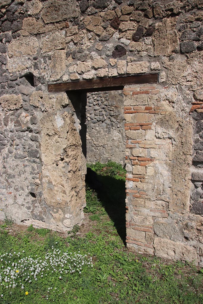 1.2.6 Pompeii. October 2024.
Doorway in east wall of atrium onto north portico. Photo courtesy of Klaus Heese.