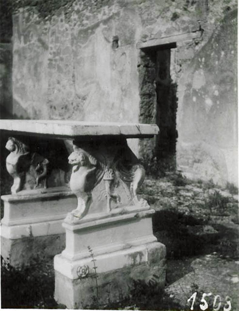 1.2.6 Pompeii. 1935 photo taken by Tatiana Warscher. Looking north-east across atrium towards small doorway into portico of peristyle. On the south side of the table, a cornucopia can be seen.
See Warscher T., 1935. Codex Topographicus Pompeianus: Regio I.2. (no.16), Rome:DAIR, whose copyright it remains.
