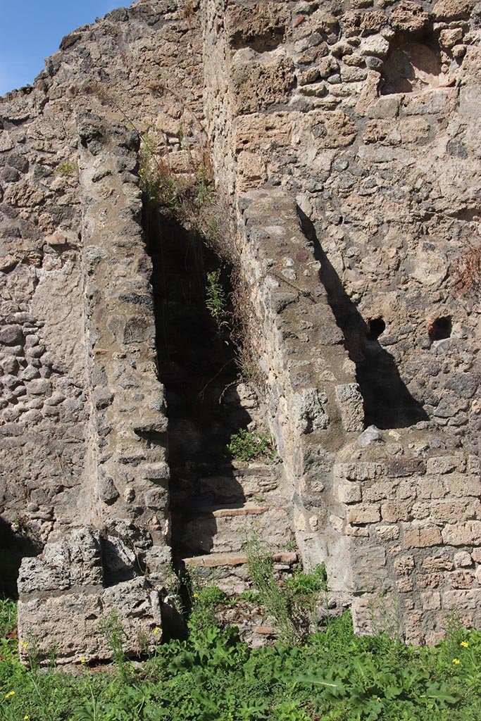 1.2.6 Pompeii. October 2024.
Steps to upper floor and kitchen, with arched niche, on right. Photo courtesy of Klaus Heese.