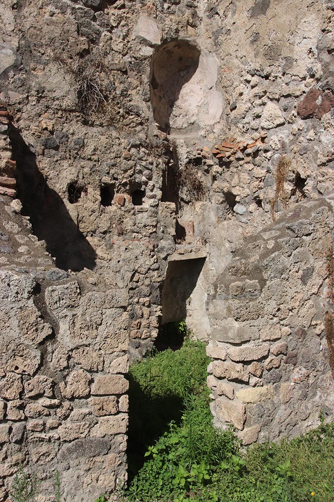 1.2.6 Pompeii. October 2024.
Doorway to room in north-east corner of peristyle, kitchen with latrine.
Above, on the north wall of the upper floor is a niche latrine. Photo courtesy of Klaus Heese.
