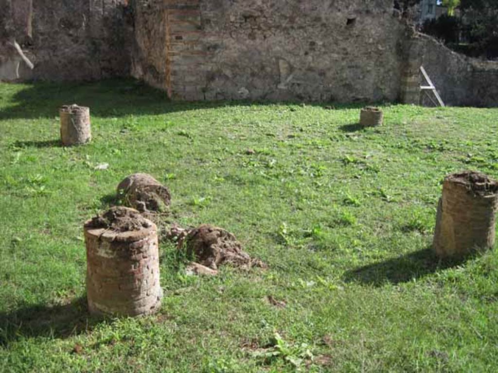 1.2.6 Pompeii. September 2010. Looking south across remains of peristyle.
Photo courtesy of Drew Baker.