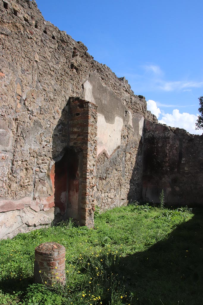1.2.6 Pompeii. October 2024.
East wall of peristyle, looking south to triclinium. Photo courtesy of Klaus Heese.