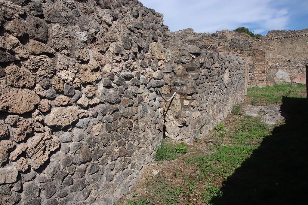 1.2.6 Pompeii. October 2024. Looking east along north wall of entrance corridor/fauces. Photo courtesy of Klaus Heese.