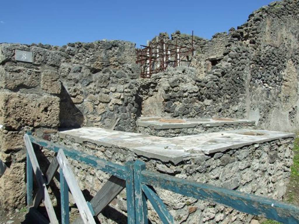 I.2.8 Pompeii. March 2009. L-shaped serving counter and entrance.
According to Fiorelli, the L-shaped counter would have had two urns and a hearth, and not one urn, as now seen. See Pappalardo, U., 2001. La Descrizione di Pompei per Giuseppe Fiorelli (1875). Napoli: Massa Editore. (p. 35) See Van der Poel, H. B., 1986. Corpus Topographicum Pompeianum, Part IIIA. Austin: University of Texas. (p.4)