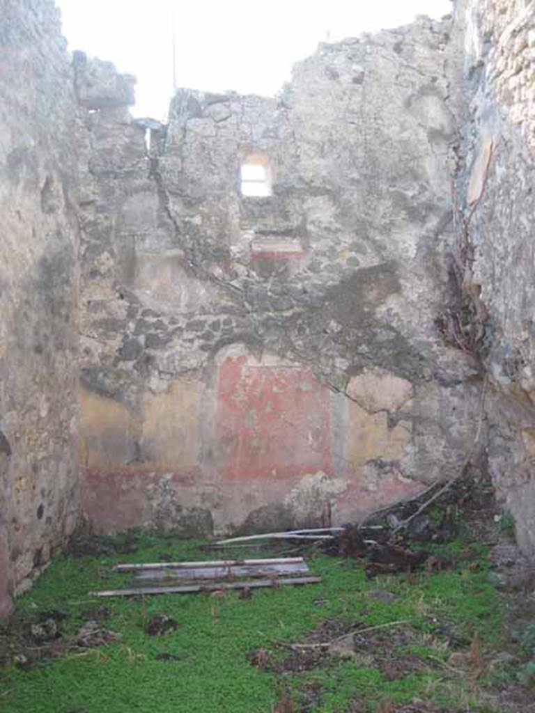 I.2.10 Pompeii. September 2010. West wall of triclinium. This wall appeared to have conserved the largest amount of the painted decoration. The middle zone of the wall had a central panel painted on a red background and also contained the remains of a painting that was probably already destroyed at the time of the excavation. The central panel was separated from the side yellow panels by means of a painted narrow green compartment.
The remains of the stucco cornice can be seen below the window. Photo courtesy of Drew Baker.