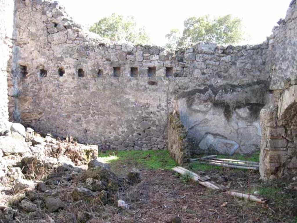 I.2.10 Pompeii. September 2010. Looking south across peristyle area.
In the south-east corner (on left) was a large kitchen. In the south-west corner (on right) was a small room (?cubiculum.) Photo courtesy of Drew Baker.