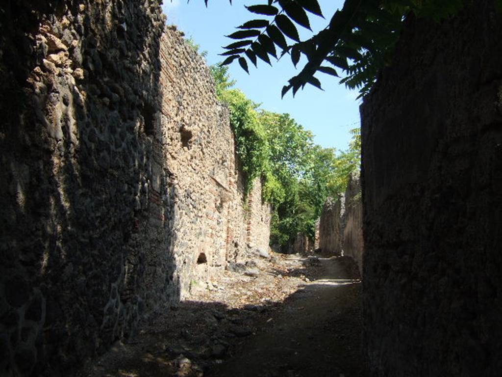I.3 Pompeii. September 2005. Unnamed vicolo looking east. I.2.15