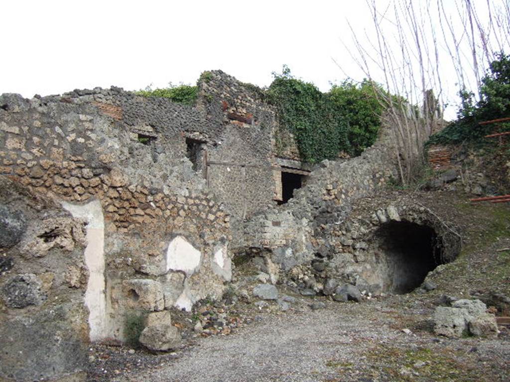 I.2.15 Pompeii. December 2005. Vaulted rainwater cistern, under the west side of the house. According to Garcia y Garcia, the puteal in the atrium on the west side of the entrance doorway, was connected to this cistern.
See Garcia y Garcia, L., 2006. Danni di guerra a Pompei. Rome: L’Erma di Bretschneider. (p.37)
