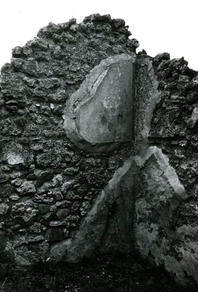 I.2.16 Pompeii. 1975. House, 2nd room, left of garden, NW corners. Photo courtesy of Anne Laidlaw.
American Academy in Rome, Photographic Archive. Laidlaw collection _P_75_2_17.