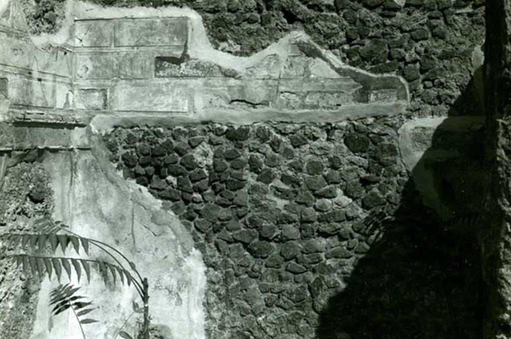 I.2.16 Pompeii. 1968. House, 2nd room, left of garden, back (east) wall, overall view.
Photo courtesy of Anne Laidlaw.
American Academy in Rome, Photographic Archive. Laidlaw collection _P_68_5_3.