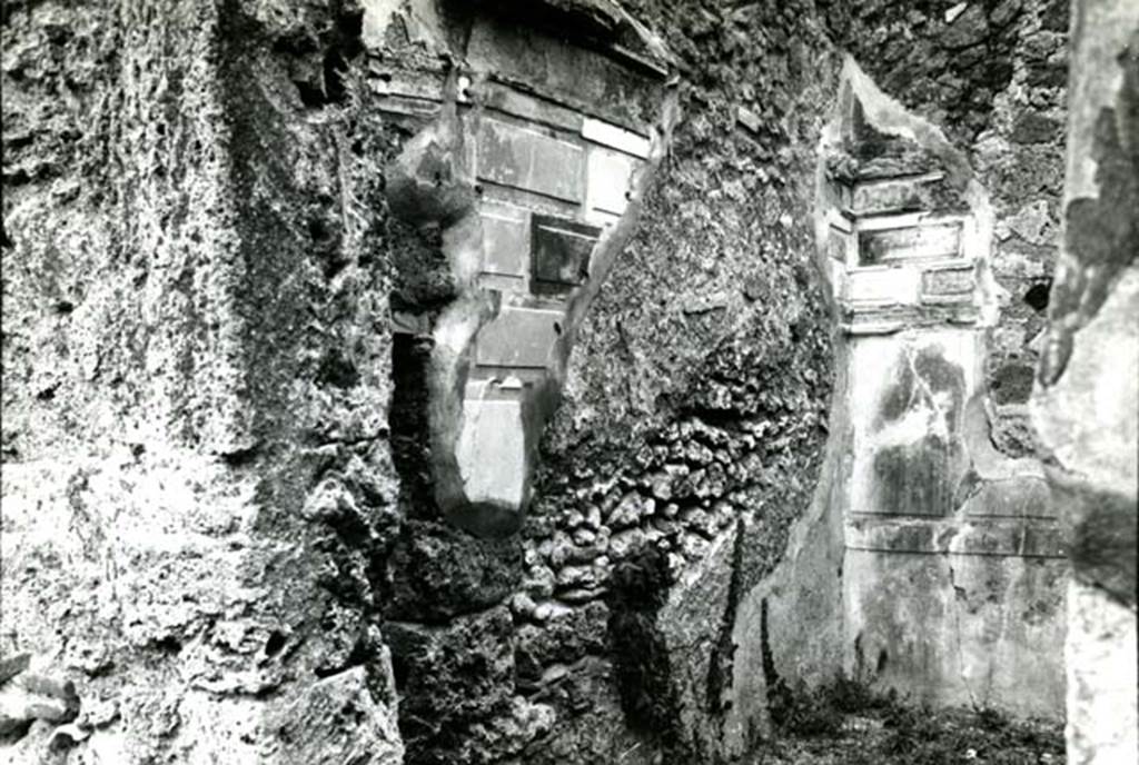 I.2.16 Pompeii. 1975. House, cubiculum g, left N wall and NE corners. Photo courtesy of Anne Laidlaw.
American Academy in Rome, Photographic Archive. Laidlaw collection _P_75_2_14.