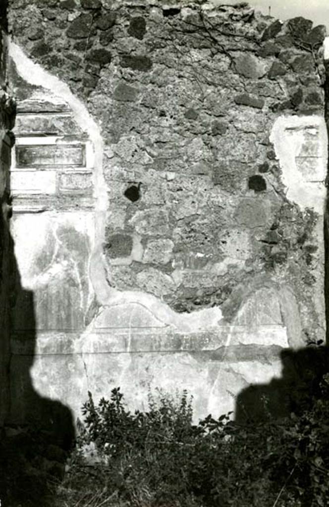 I.2.16 Pompeii. 1968. House, cubiculum g, back E wall. Photo courtesy of Anne Laidlaw.
American Academy in Rome, Photographic Archive. Laidlaw collection _P_68_6_12.