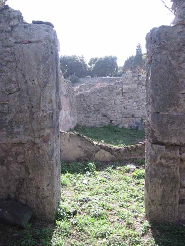 1.2.16 Pompeii. September 2010. Room 5, cubiculum. Doorway leading into east portico, from west wall of room 5. Photo courtesy of Drew Baker.