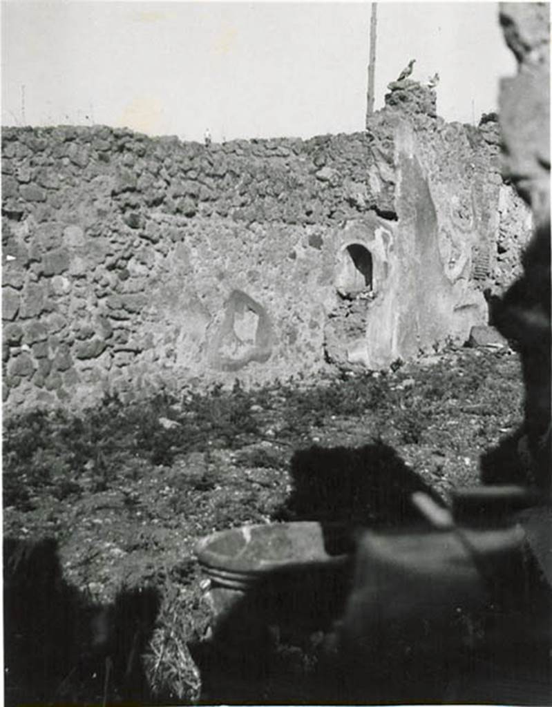 I.2.16 Pompeii. 1935 photo taken by Tatiana Warscher. Looking north-west across garden area.
See Warscher T., 1935. Codex Topographicus Pompeianus: Regio I.2. (no.24), Rome: DAIR, whose copyright it remains.