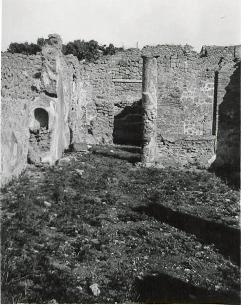 1.2.16 Pompeii. 1935 photo taken by Tatiana Warscher. Room 6, garden area.
Looking north towards northern end of garden and north portico.
According to Warscher, “Nell’angolo NO del viridario si trova il larario”.
See Warscher T., 1935. Codex Topographicus Pompeianus: Regio I.2. (no.25), Rome: DAIR, whose copyright it remains.
(translation: In the north-west corner of the garden area, the lararium was found.”)