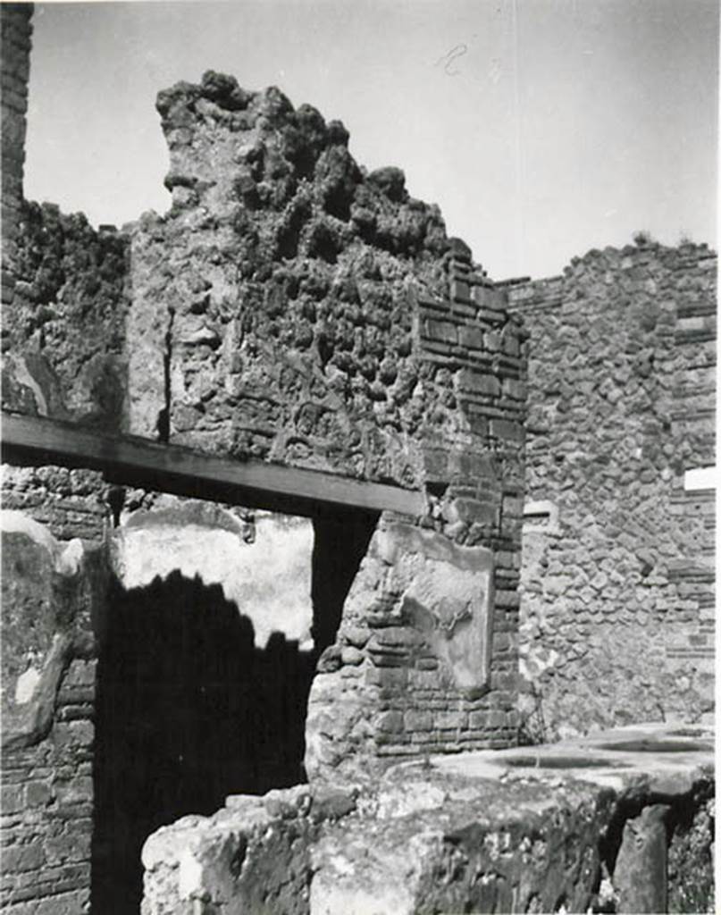 I.2.18-19 Pompeii. 1935 photo taken by Tatiana Warscher. Looking north-west from rear entrance towards front of bar at I.2.18.
See Warscher T., 1935. Codex Topographicus Pompeianus: Regio I.2. (no.33), Rome: DAIR, whose copyright it remains.