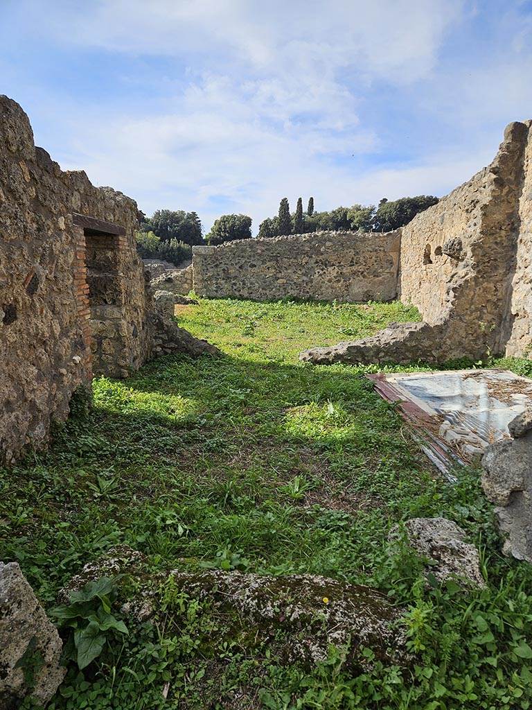 I.2.20 Pompeii. November 2024.
Looking west from entrance corridor across small atrium towards garden area.
Photo courtesy of Annette Haug.