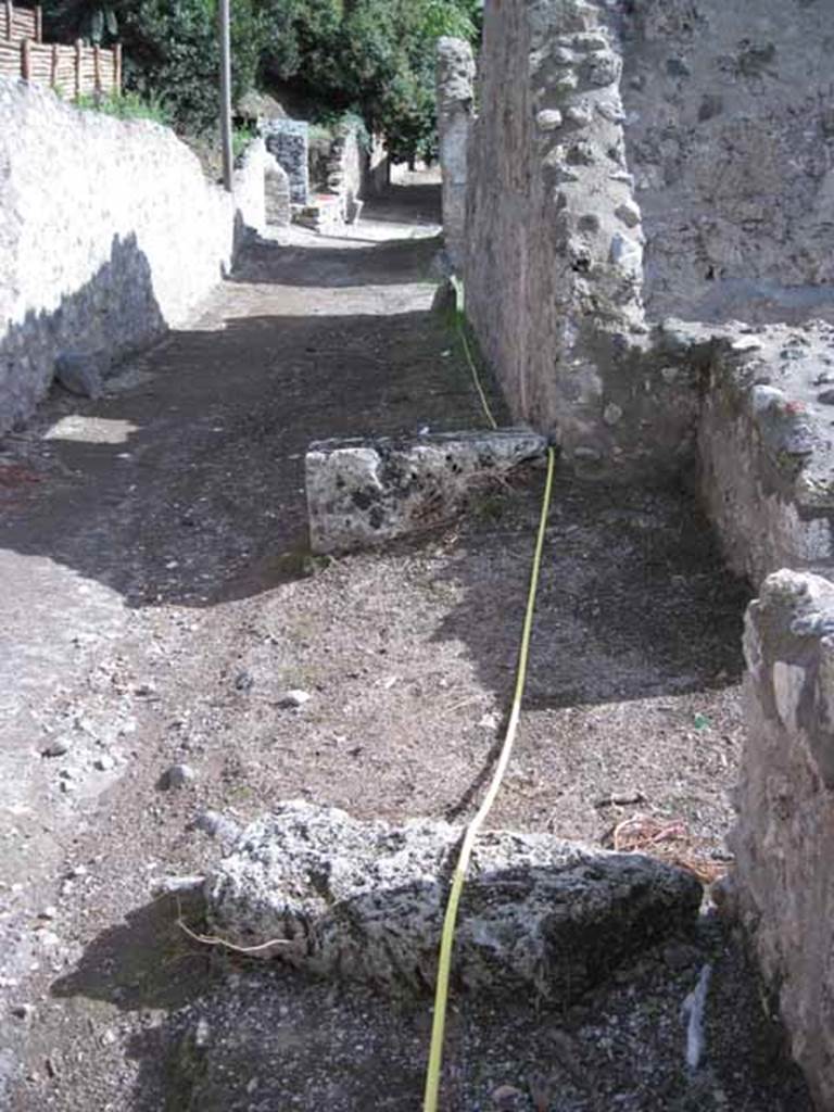 I.2.21 Pompeii. September 2010. Looking south along Vicolo del Citarista.
The entrance doorway is on the right (west) of the photo. Photo courtesy of Drew Baker.
