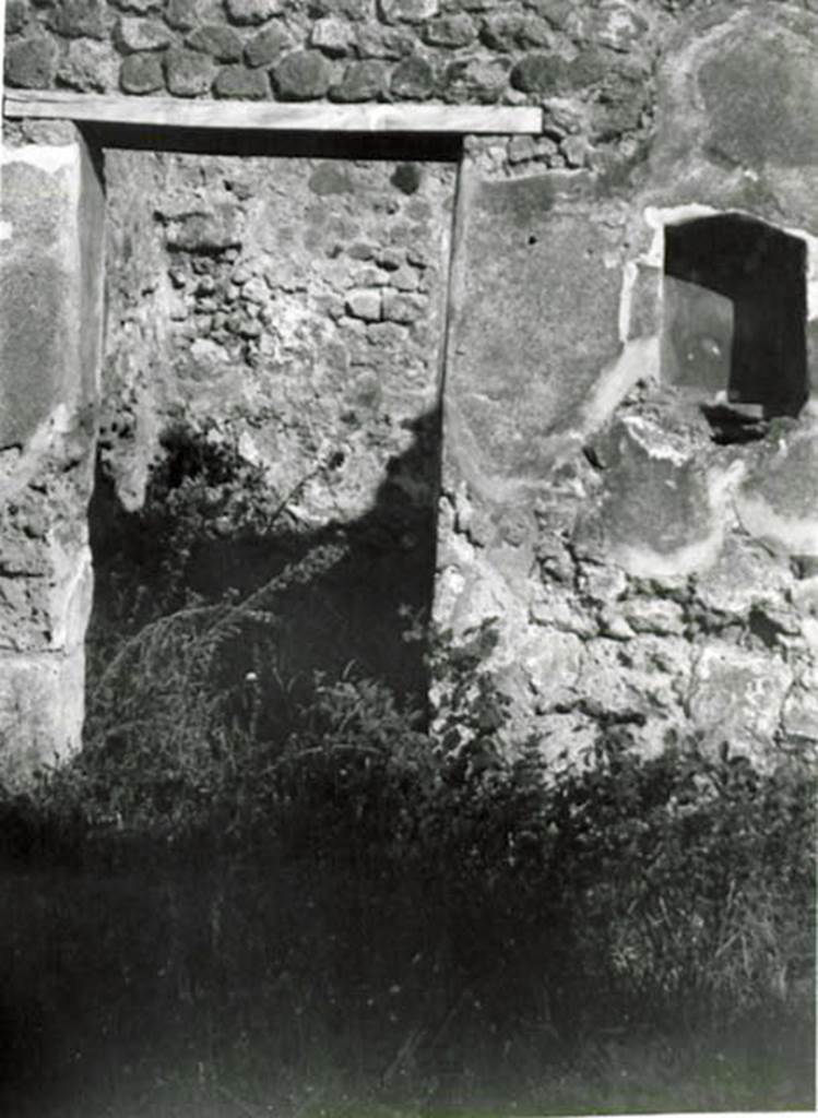 I.2.22 Pompeii. 1935 photo taken by Tatiana Warscher. Doorway to room 4, in north wall of atrium or shop-room.  
See Warscher T., 1935. Codex Topographicus Pompeianus: Regio I.2. (no.38), Rome:DAIR, whose copyright it remains. Warscher described this photograph as �la porta d�un cubicolo�.
