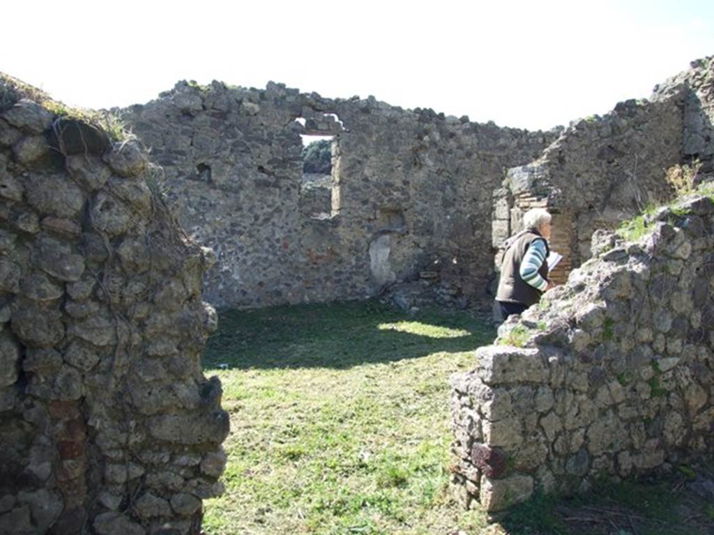 I.2.22 Pompeii. March 2009. Doorway from room 1, to room 5, open garden area.
According to Warscher, quoting Fiorelli in Descrizione (p.46), she described � �Una seconda area, scoperta nel mezzo, e protetta in due lati con tettoia sostenuta da pilastro, tiene intorno a se una grande apotheca ed un piccolo dormitorio, con avanzi di mura appartenete a pi� vetuste costruzioni�.
See Pappalardo, U., 2001. La Descrizione di Pompei per Giuseppe Fiorelli (1875). Napoli: Massa Editore. (p.37)
See Warscher T., 1935. Codex Topographicus Pompeianus: Regio I.2. Rome:DAIR, whose copyright it remains.
(translation: "A second area, uncovered in the middle, and protected on both sides with roof supported by pillars, internally containing a large storeroom and a small dormitory, with leftover walls belonging to much older buildings�.)
